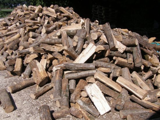 Traditionelle Holzscheite in loser Schüttung 33 cm